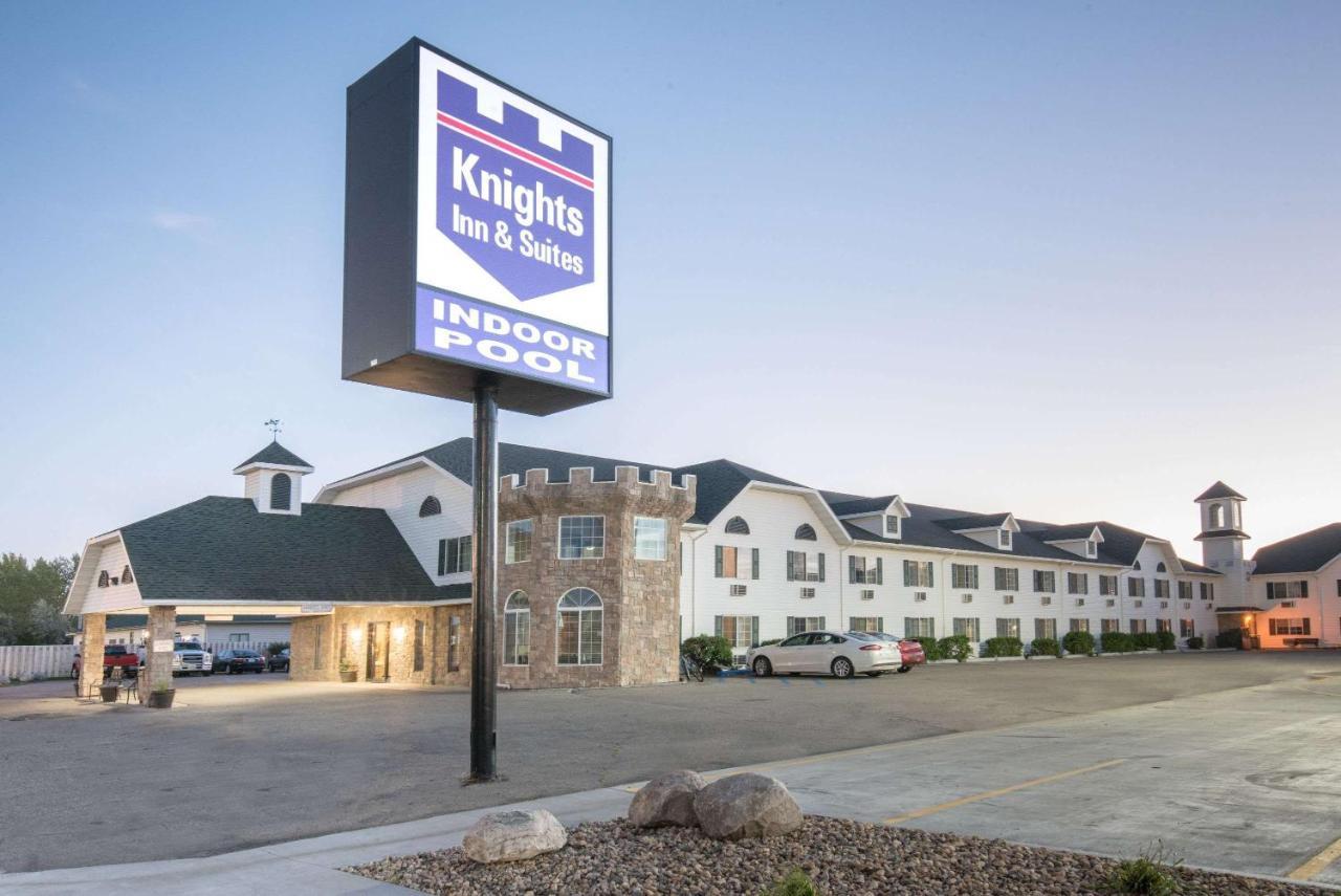 Knights Inn And Suites - Grand Forks Exterior photo